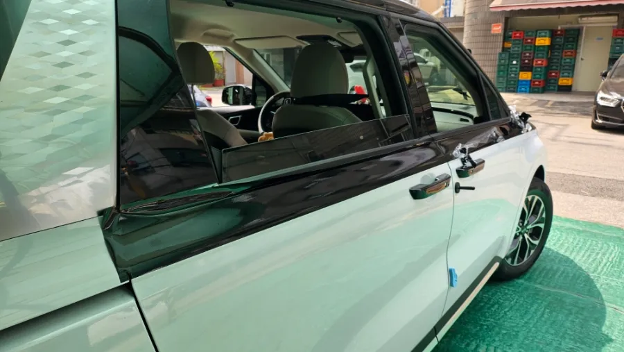 Kia Carnivalのカーラッピング事例|デュオトーンで個性を演出 施工写真 1-3