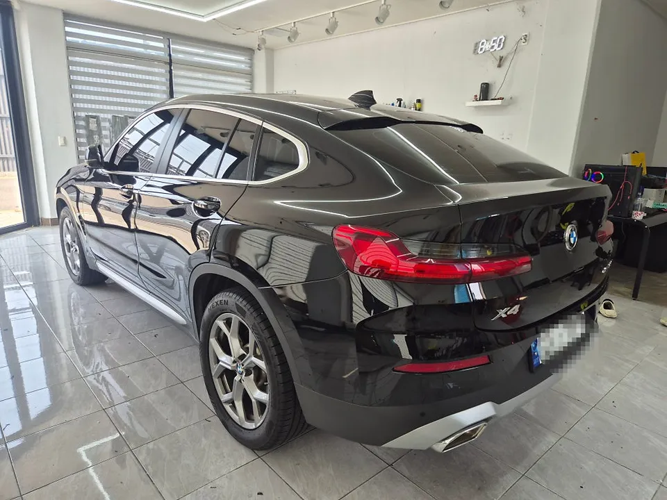 BMW X4のカーラッピング事例 施工写真 1-2