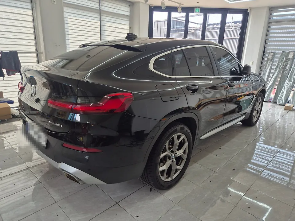 BMW X4のカーラッピング事例 施工写真 2-2