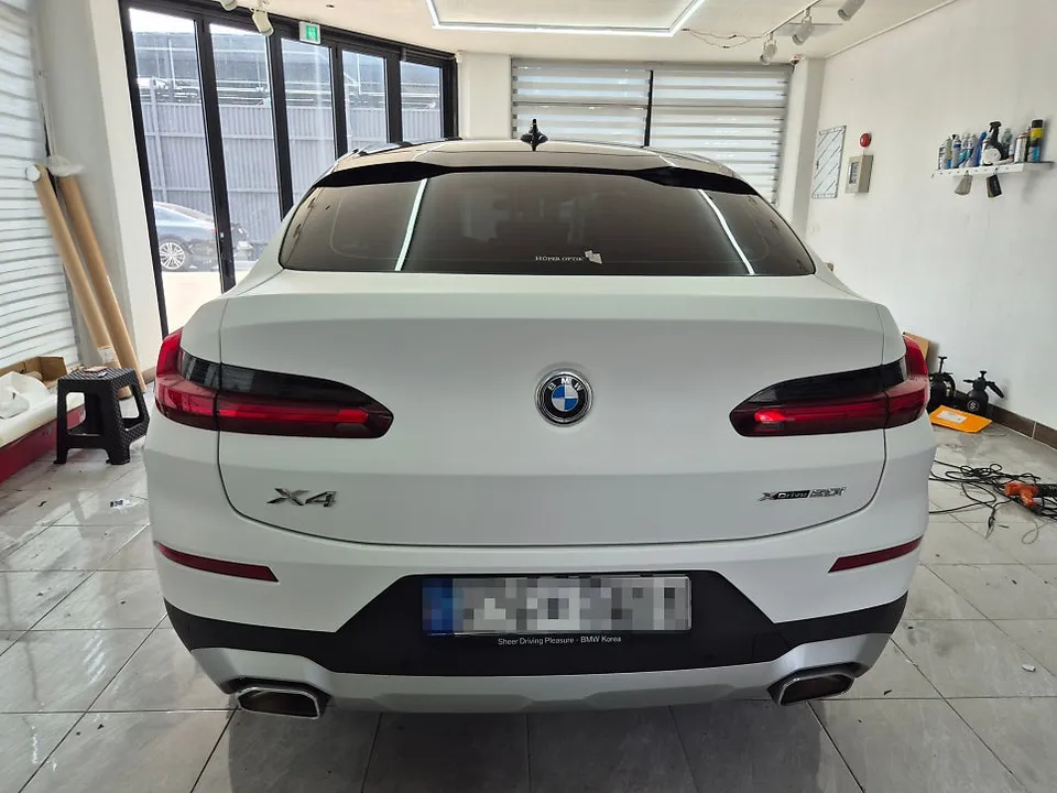 BMW X4のカーラッピング事例 施工写真 4-2
