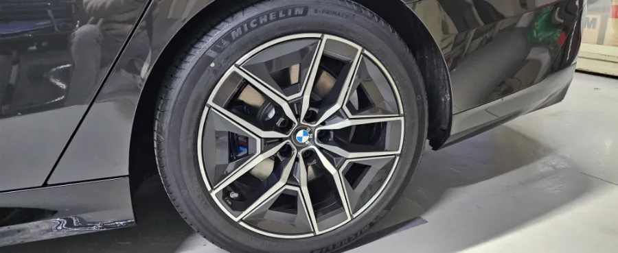 BMW 5 Series G30のカーラッピング事例｜クローム除去で洗練された印象に 施工写真 3-1