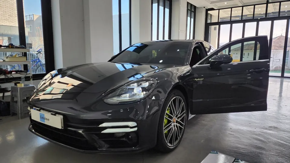Porsche Panamera 4 body kit installation result