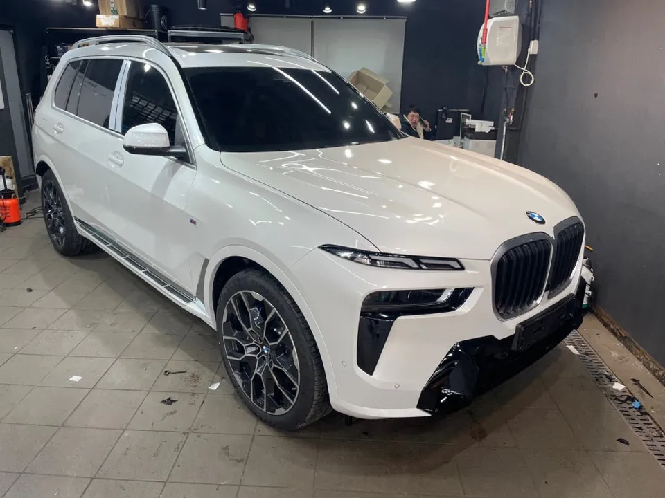 BMW X7のカーラッピング事例|クロームパーツのブラック化 施工写真 2-1