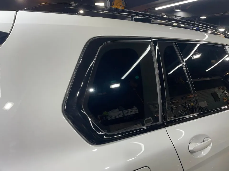 BMW X7のカーラッピング事例|クロームパーツのブラック化 施工写真 1-3
