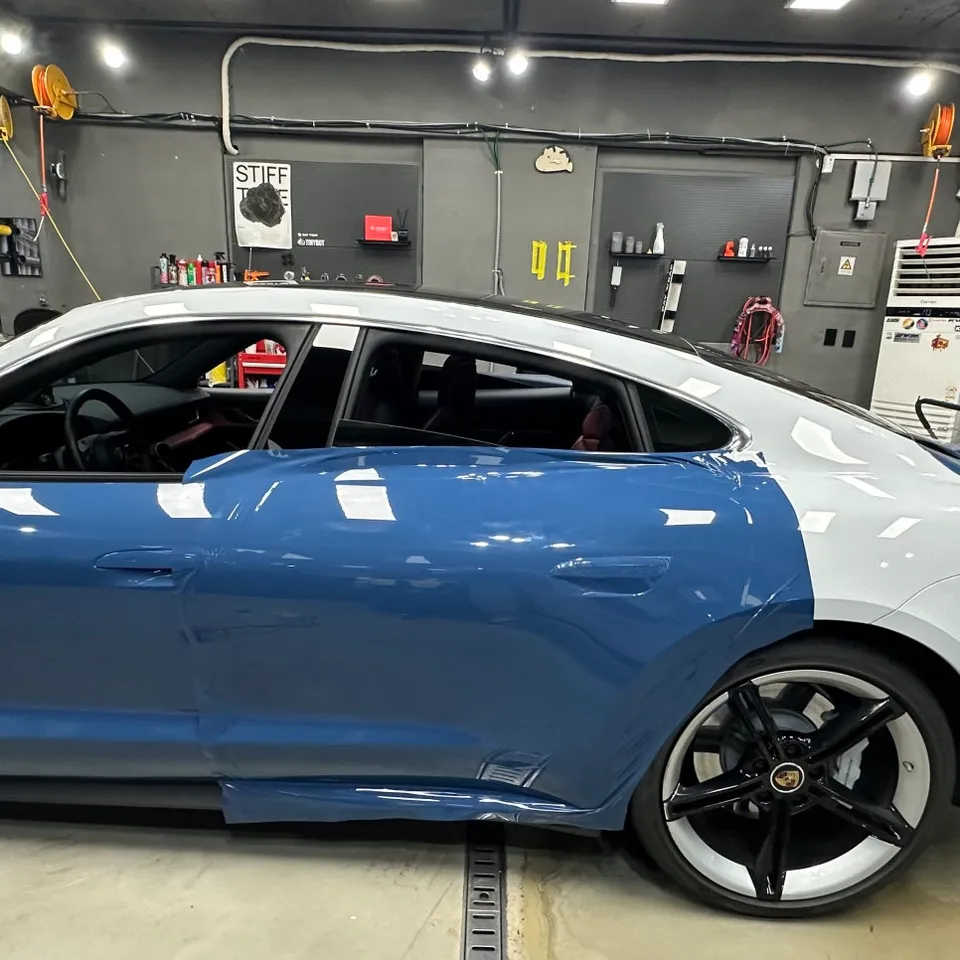 Porsche Taycanのカーラッピング事例 施工写真 1-2