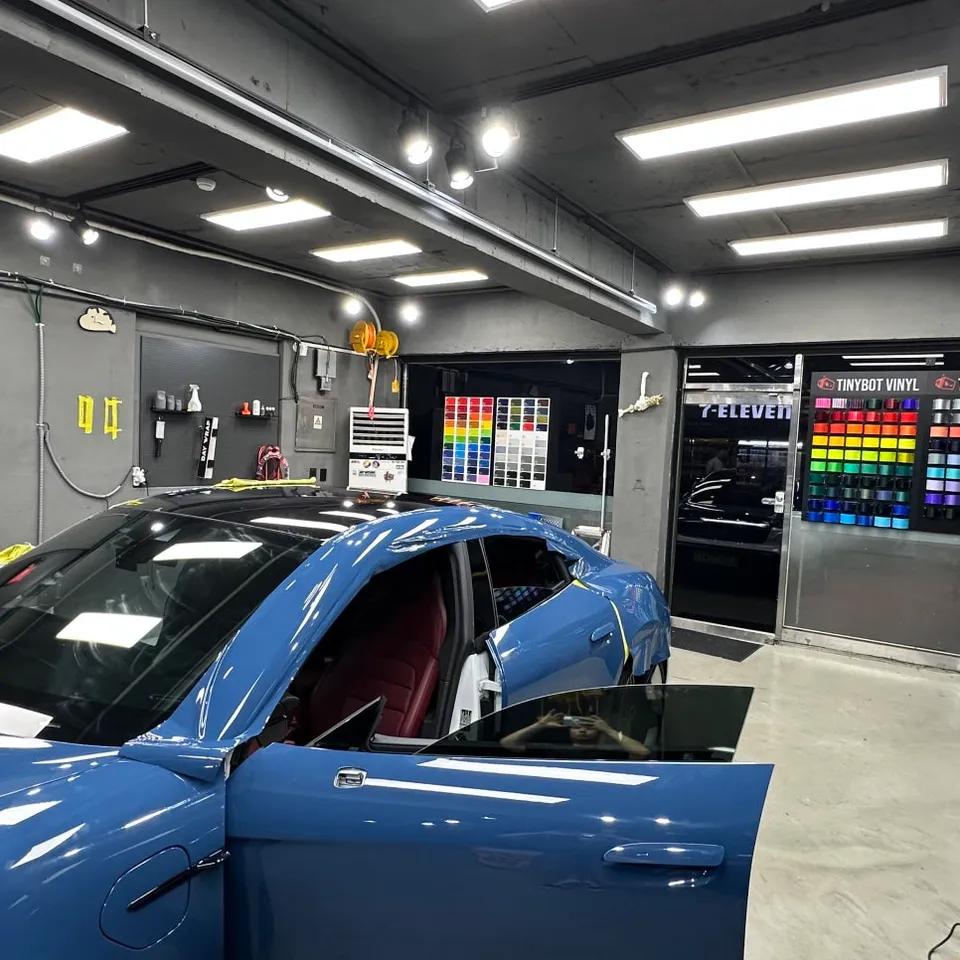 Porsche Taycanのカーラッピング事例 施工写真 3-2