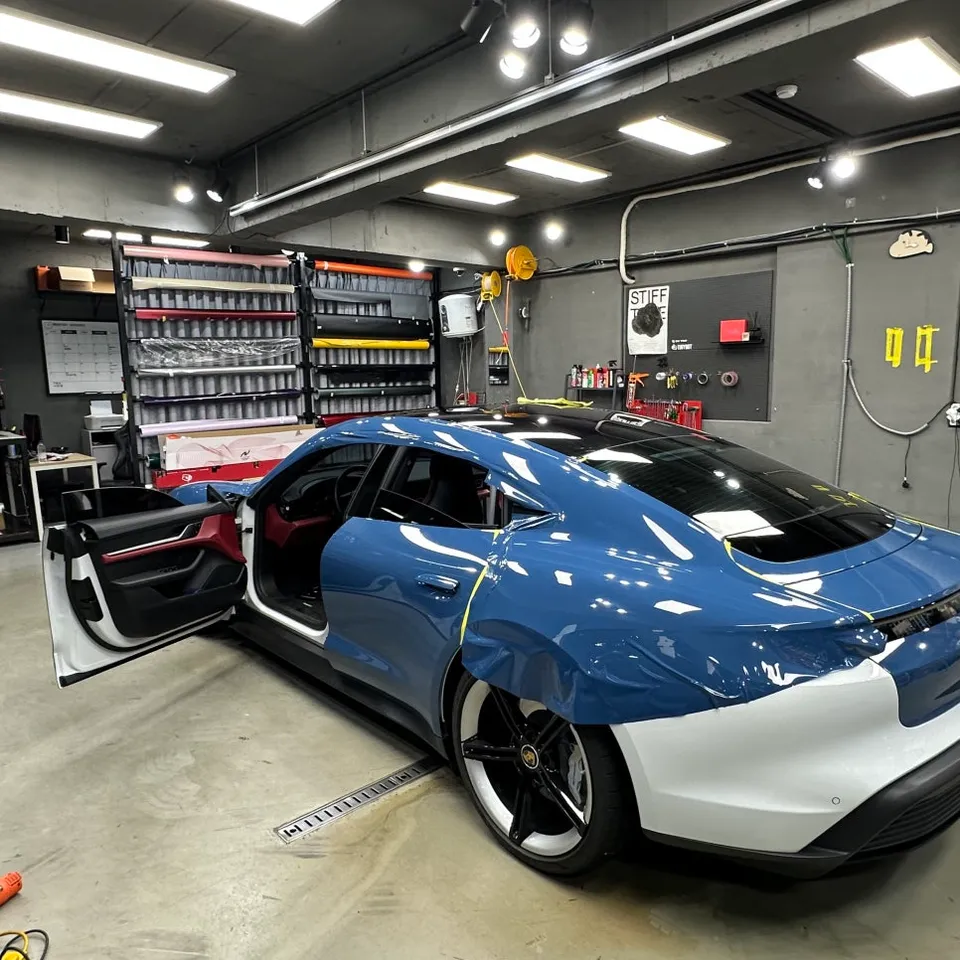 Porsche Taycanのカーラッピング事例 施工写真 4-2