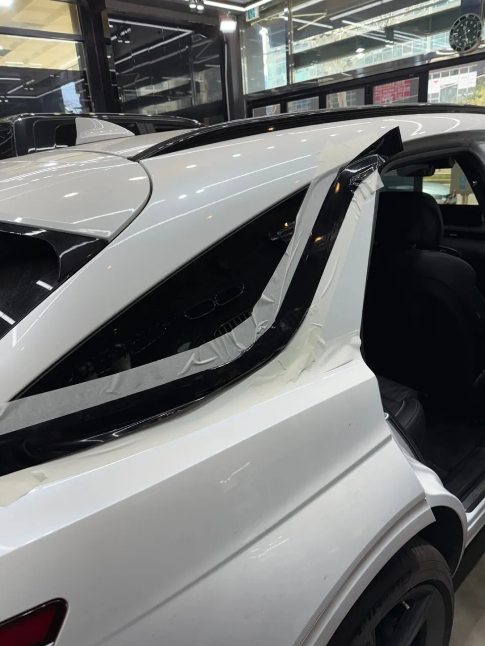 Genesis GV70のカーラッピング事例|クローム除去で高級感UP 施工写真 3-2