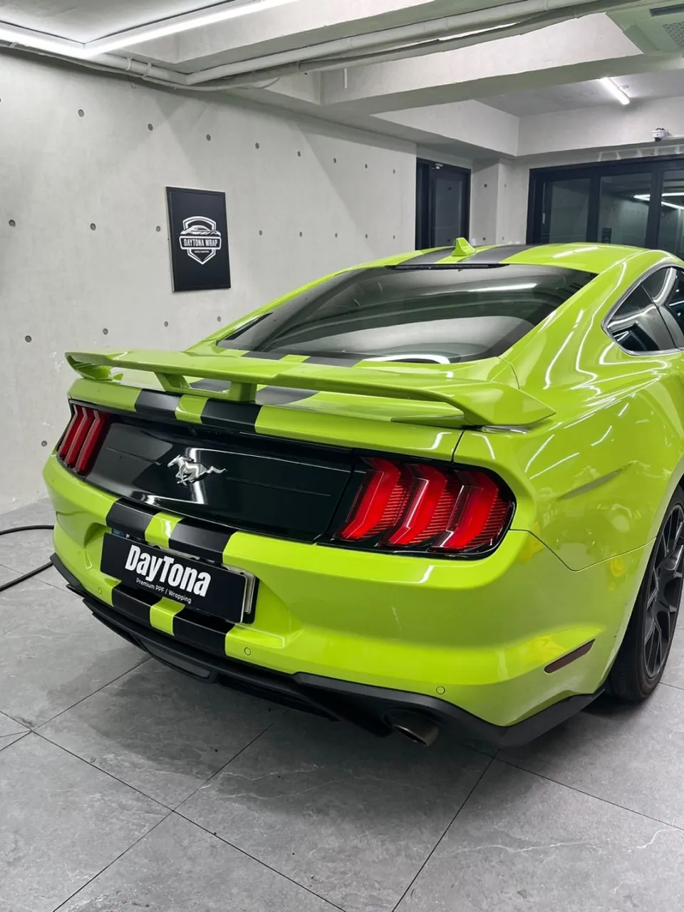 Ford Mustangのカーラッピング事例|費用目安・仕上がり 施工写真 1-2
