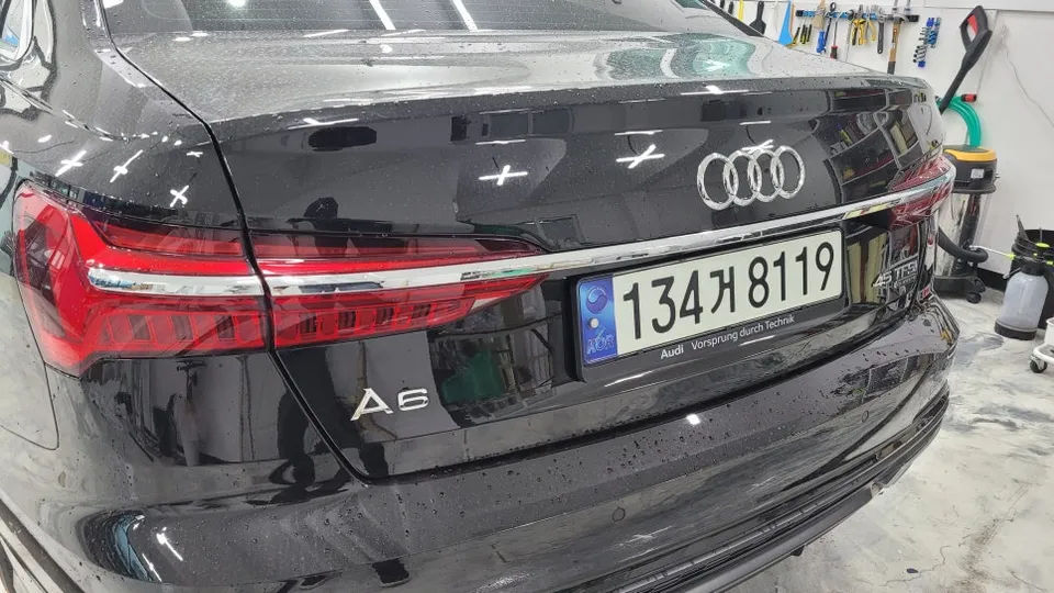 Audi A6のカーラッピング事例｜クロームパーツの引き締め効果 施工写真 1-2