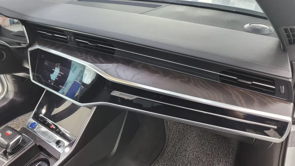 Audi A6のカーラッピング事例｜クロームパーツの引き締め効果 施工写真 1-3