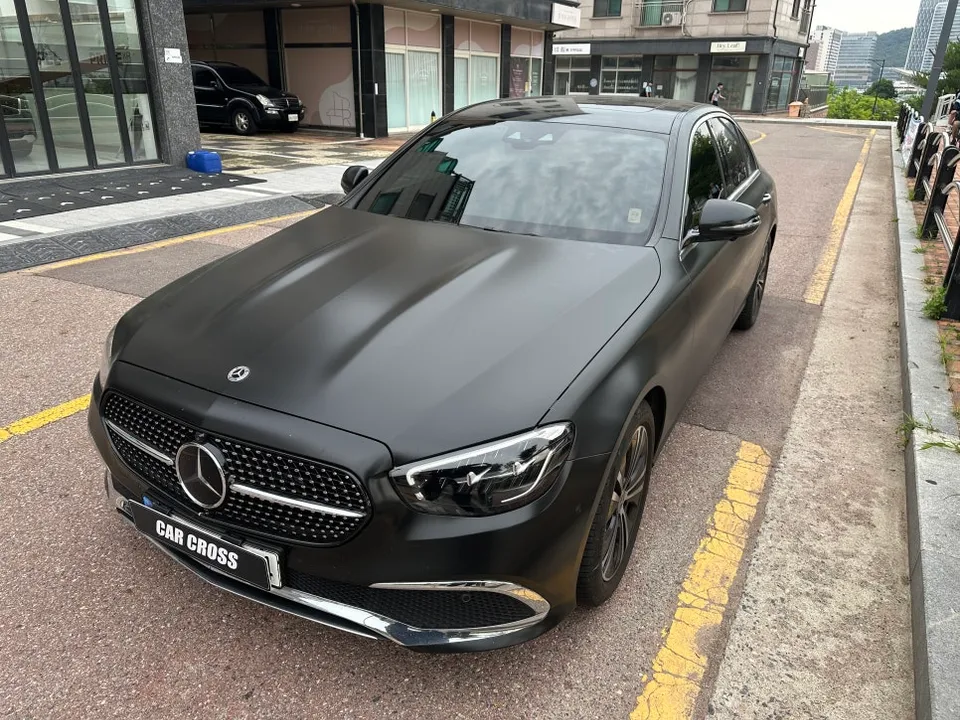 Mercedes-Benz Eクラスのカーラッピング事例|費用目安・仕上がり 施工写真 1-1