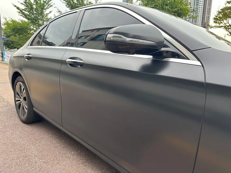 Mercedes-Benz Eクラスのカーラッピング事例|費用目安・仕上がり 施工写真 1-2