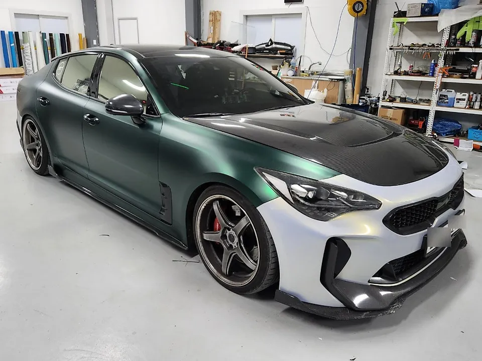 Kia Stingerのカーラッピング事例｜ベノムグリーン無光クロム 施工写真 2-2