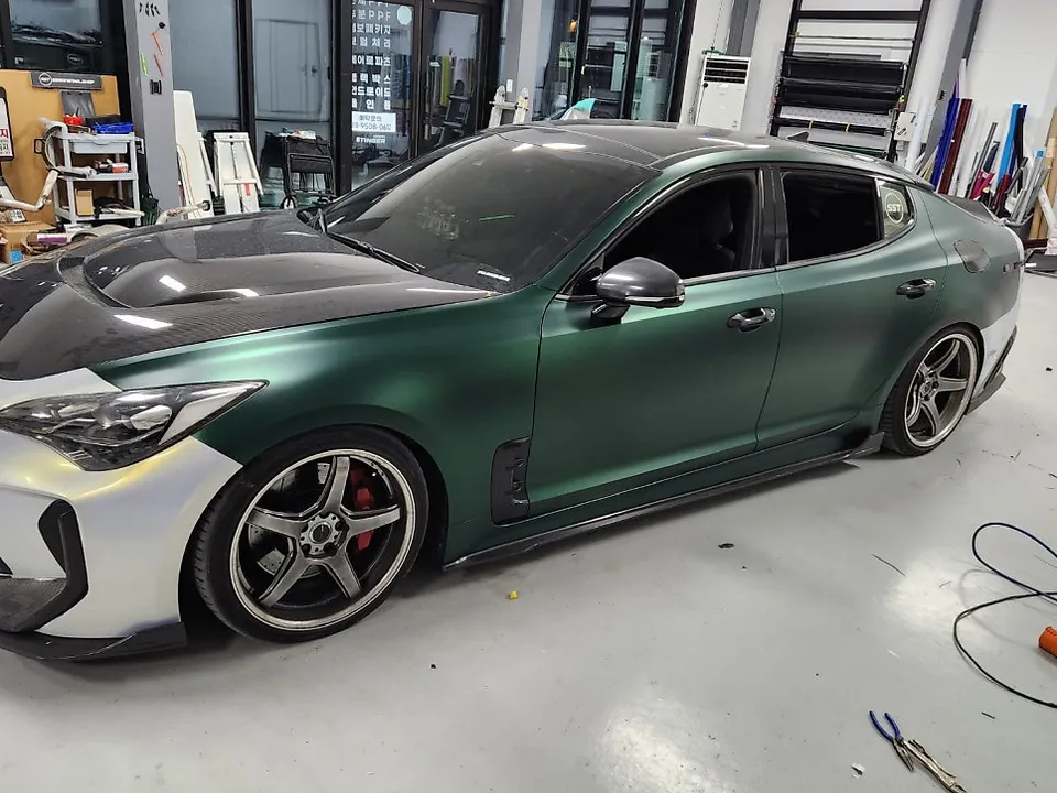 Kia Stingerのカーラッピング事例｜ベノムグリーン無光クロム 施工写真 3-2
