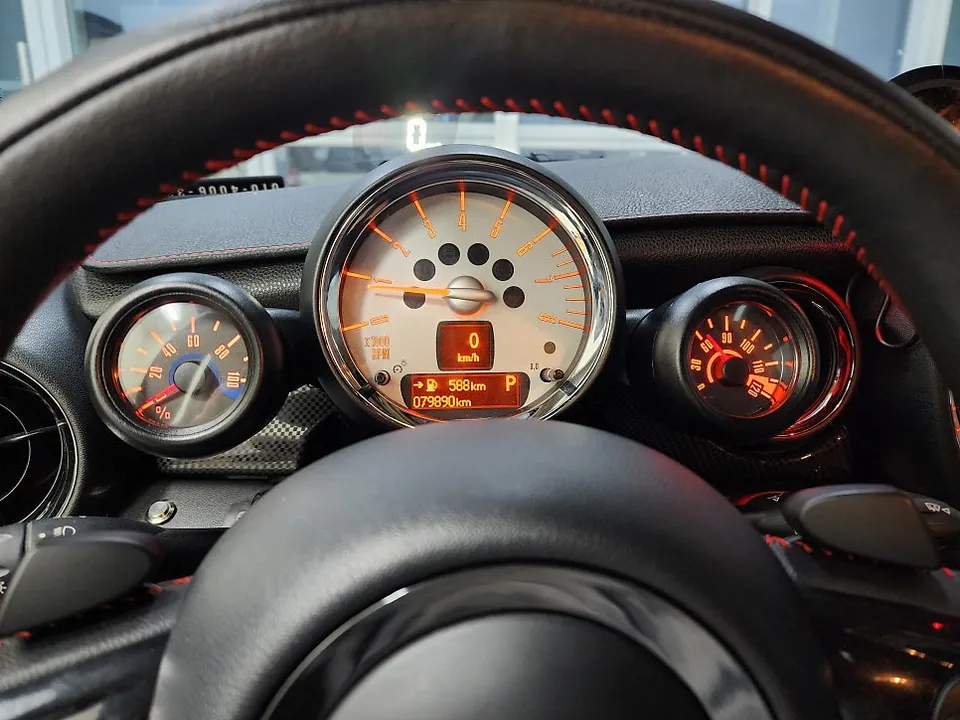 MINI Clubman ambient lighting - MINI Clubman Ambient Lighting Review — Enhanced Interior Mood photo 3