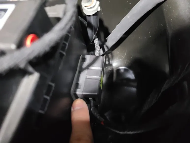 Mercedes-Benz S-Class dash cam - Mercedes-Benz S-Class Dash Cam Installation Review — Enhanced Par photo 3