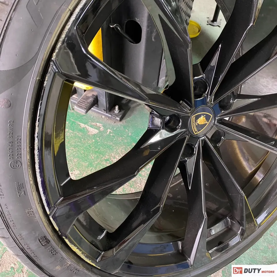 Lamborghini Urusのホイールリペア・塗装事例 施工写真 4-1