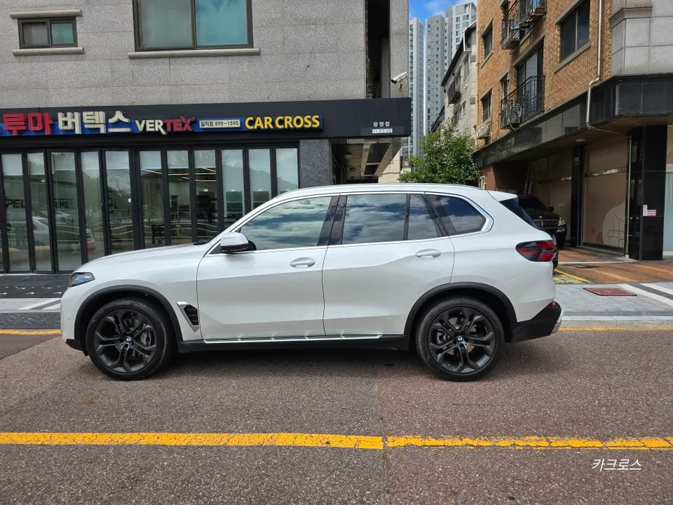 BMW X5 vinyl wrap - BMW X5 Vinyl Wrap Review: Chrome Delete Cost & Results photo 3
