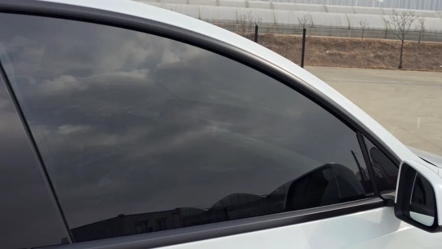 Tesla Model 3のカーフィルム施工事例|費用目安・仕上がり 施工写真 1-2