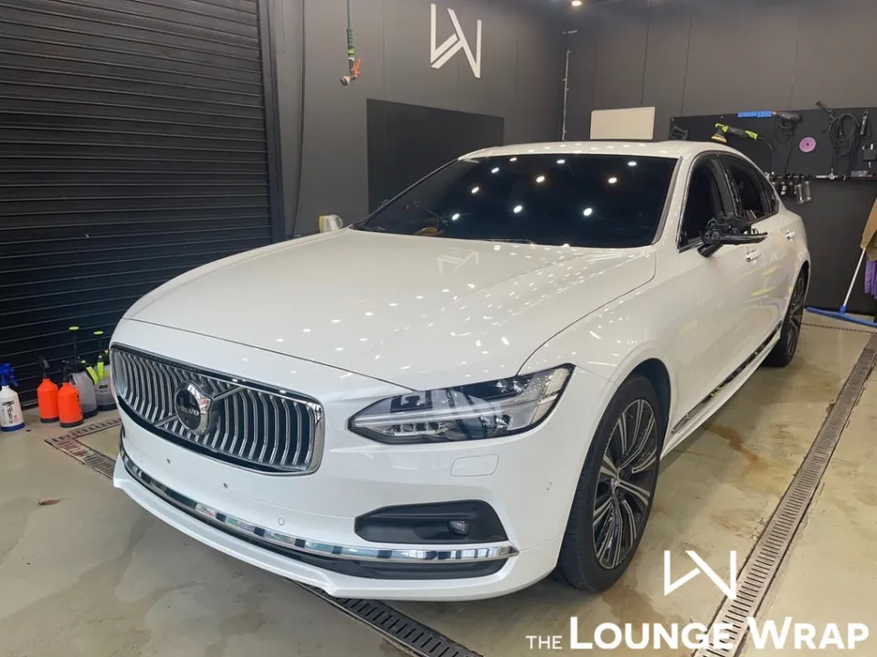 Volvo S90のカーラッピング事例:クロームパーツをブラック化 施工写真 1-1