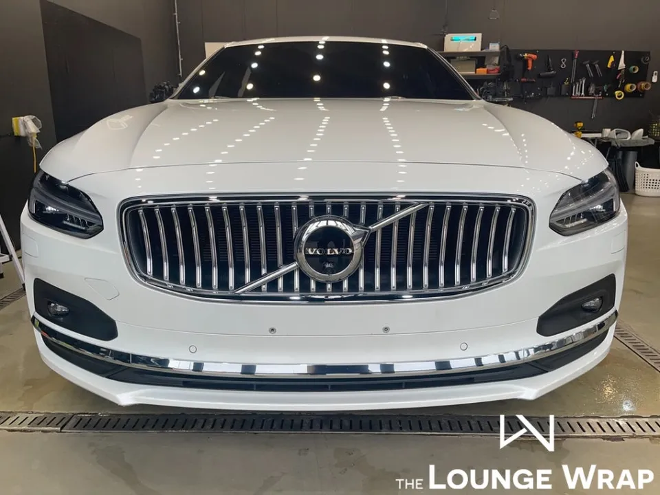 Volvo S90のカーラッピング事例:クロームパーツをブラック化 施工写真 2-1