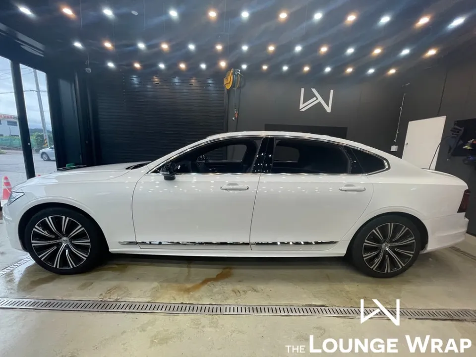 Volvo S90のカーラッピング事例:クロームパーツをブラック化 施工写真 3-1