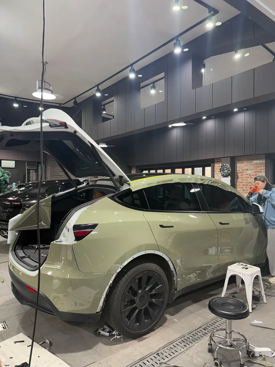 Tesla Model Yのカーラッピング事例｜費用目安・仕上がり 施工写真 3-2