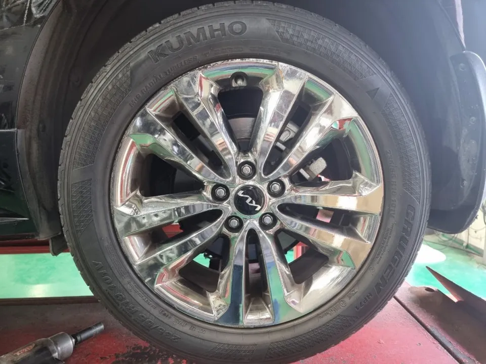 Kia Carnival 4th Genのホイールリペア・塗装事例 施工写真 2-1