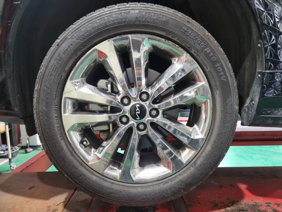 Kia Carnival 4th Genのホイールリペア・塗装事例 施工写真 3-1
