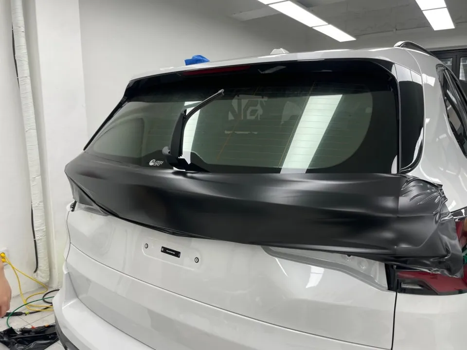 BMW X5のカーラッピング事例|サテンブラックで個性を演出 施工写真 2-3