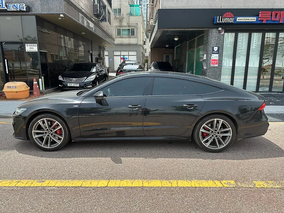 Audi A7のカーラッピング事例｜サテンブラックで高級感アップ 施工写真 1-1