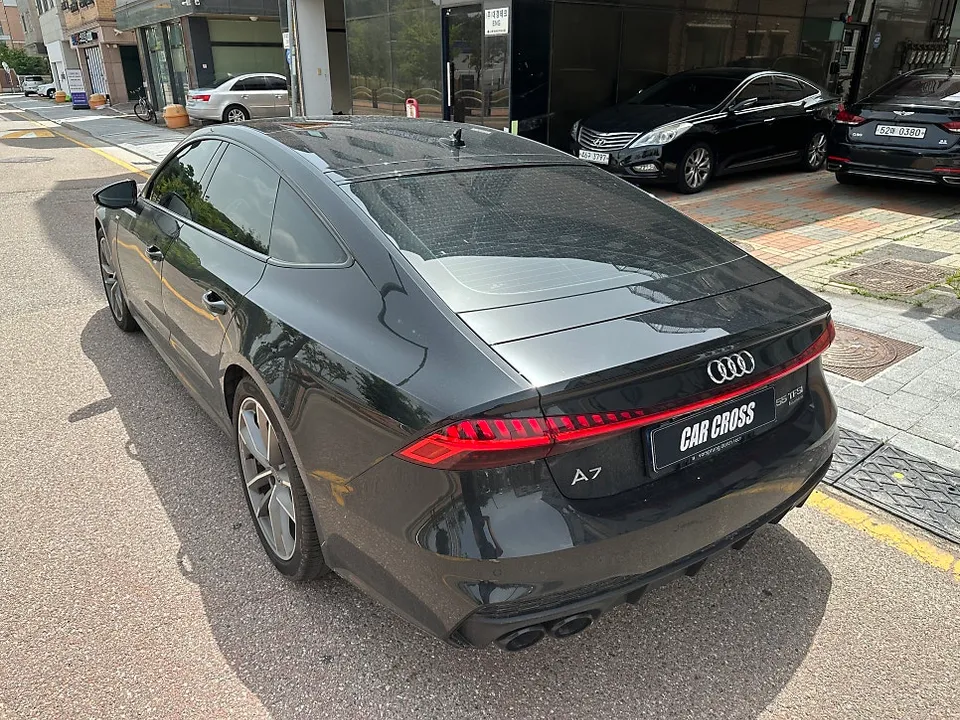 Audi A7のカーラッピング事例｜サテンブラックで高級感アップ 施工写真 2-1