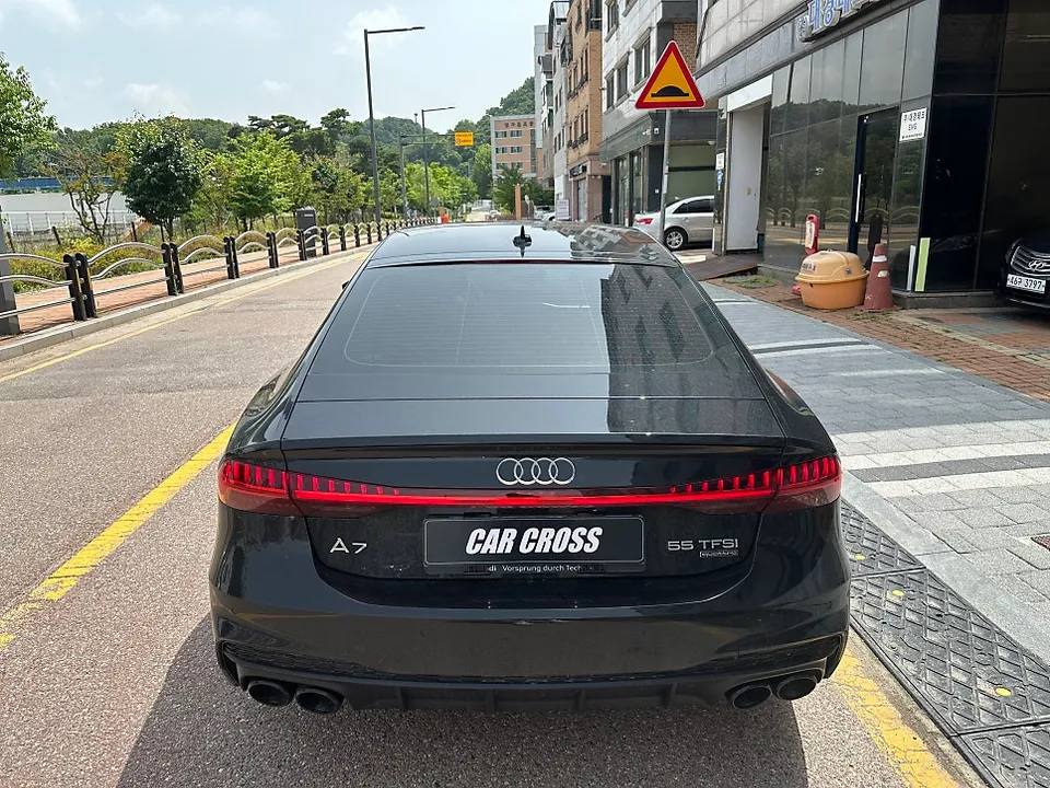 Audi A7のカーラッピング事例｜サテンブラックで高級感アップ 施工写真 3-1