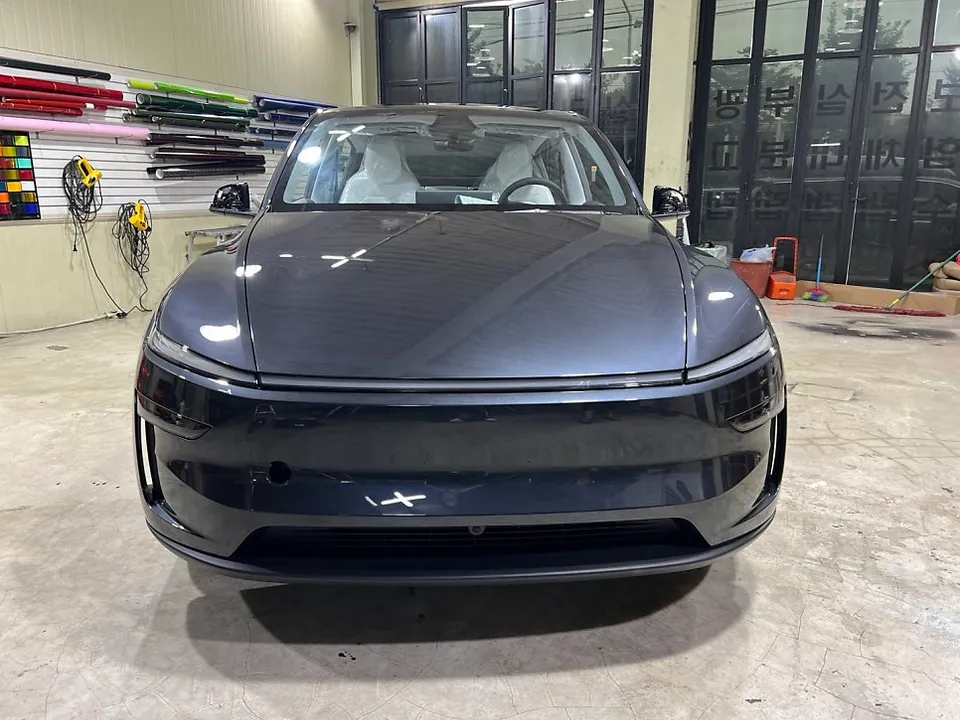 Tesla Model Yのカーラッピング事例|ナ尔多グレーの高級感 施工写真 2-1