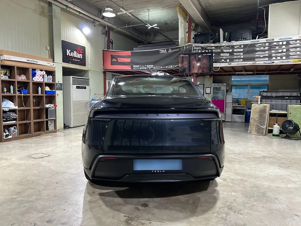 Tesla Model Yのカーラッピング事例|ナ尔多グレーの高級感 施工写真 3-1