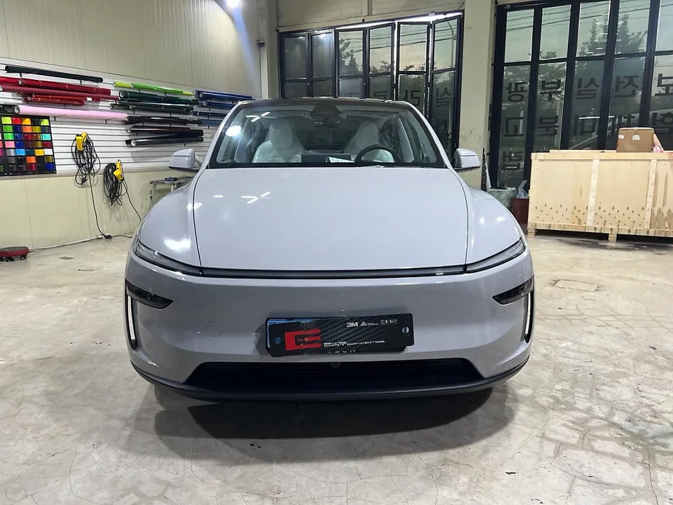 Tesla Model Yのカーラッピング事例|ナ尔多グレーの高級感 施工写真 1-2