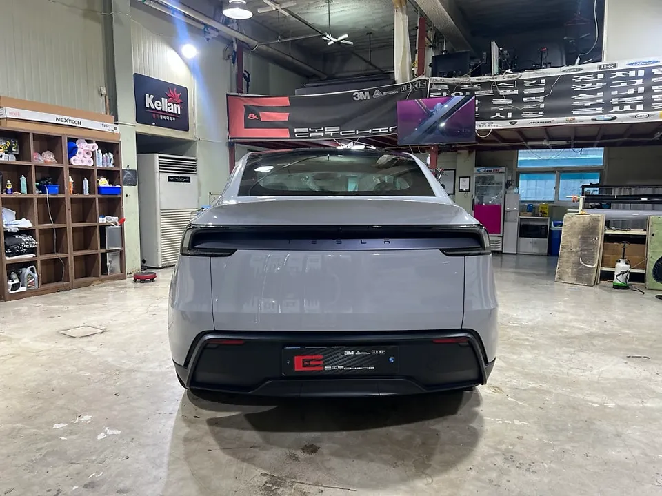 Tesla Model Yのカーラッピング事例|ナ尔多グレーの高級感 施工写真 2-2