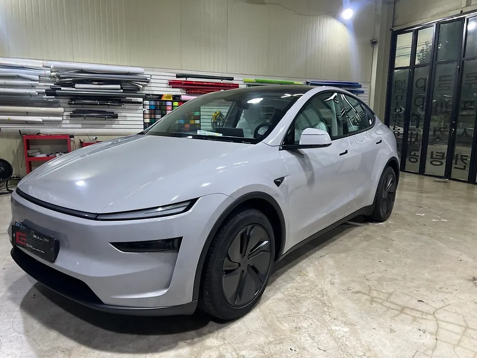 Tesla Model Yのカーラッピング事例|ナ尔多グレーの高級感 施工写真 3-2