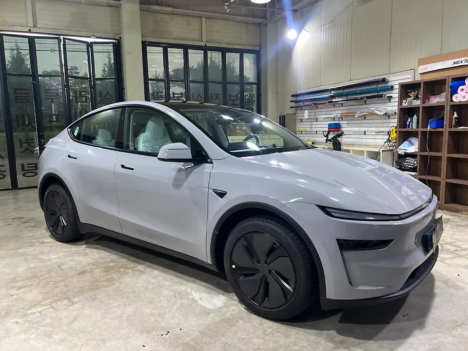 Tesla Model Yのカーラッピング事例|ナ尔多グレーの高級感 施工写真 1-3
