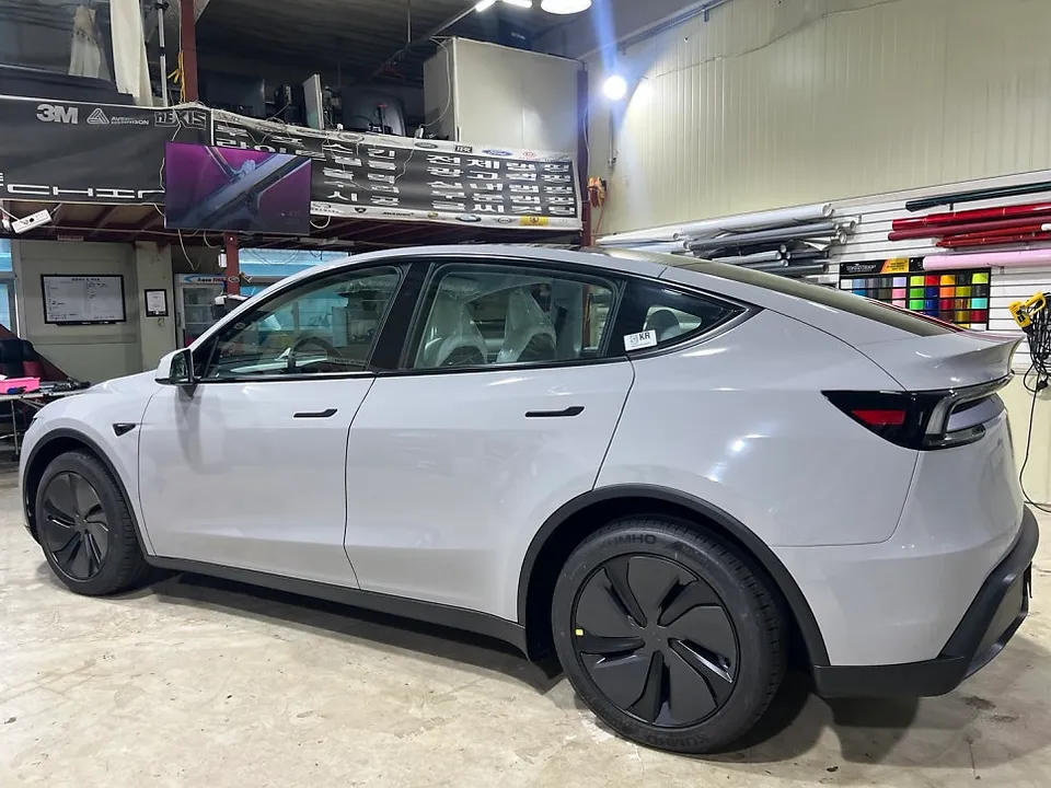 Tesla Model Yのカーラッピング事例|ナ尔多グレーの高級感 施工写真 2-3