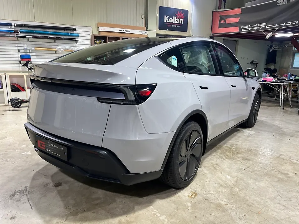 Tesla Model Yのカーラッピング事例|ナ尔多グレーの高級感 施工写真 3-3