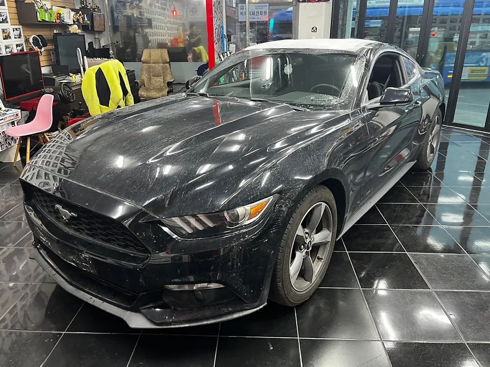 Ford Mustangのカーラッピング事例|アッシュグレーで高級感UP 施工写真 2-1