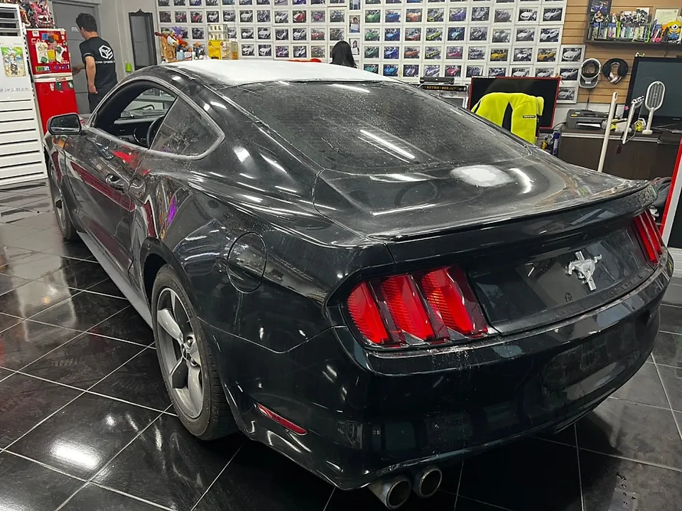 Ford Mustangのカーラッピング事例|アッシュグレーで高級感UP 施工写真 4-1