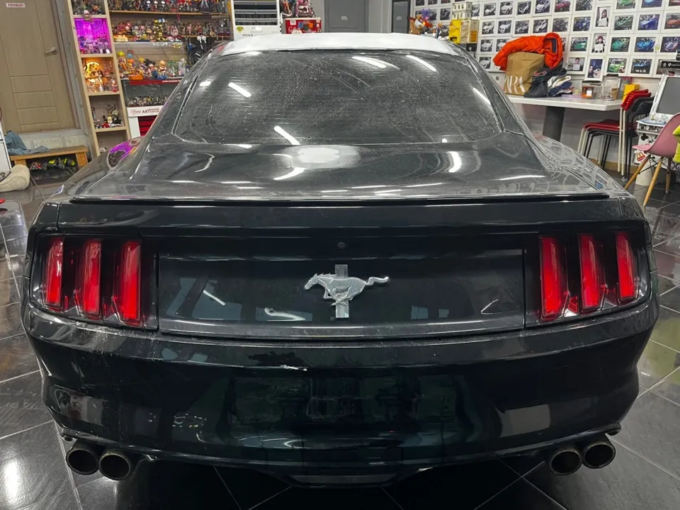 Ford Mustangのカーラッピング事例|アッシュグレーで高級感UP 施工写真 1-2