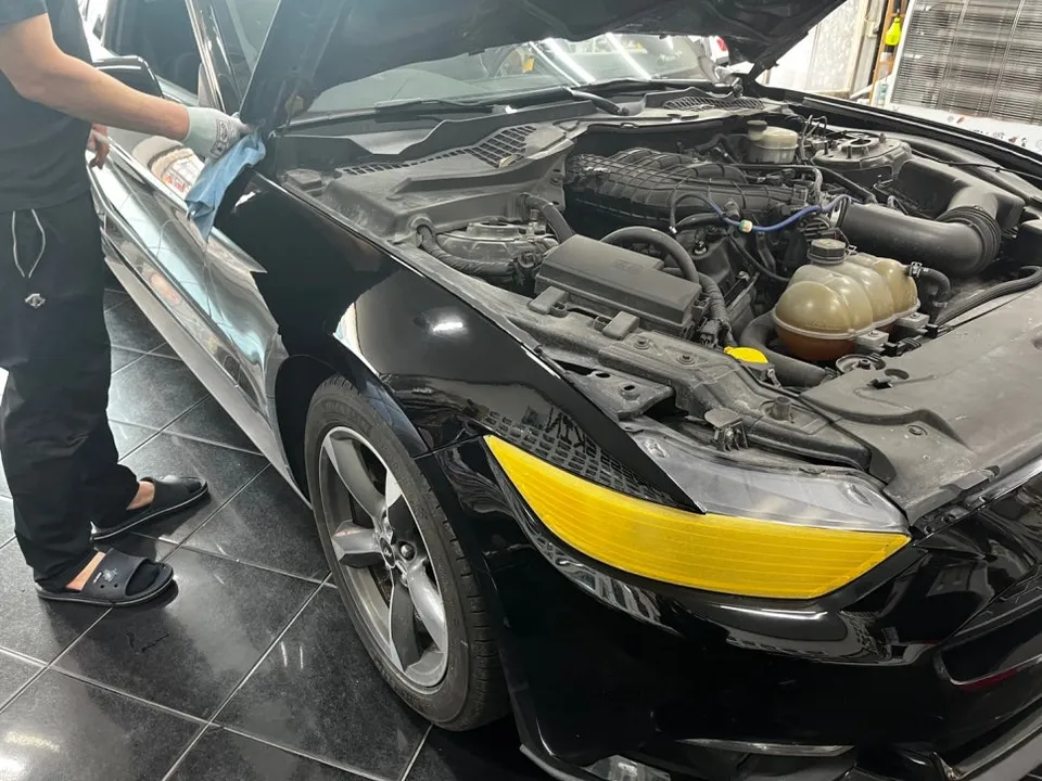 Ford Mustangのカーラッピング事例|アッシュグレーで高級感UP 施工写真 1-3