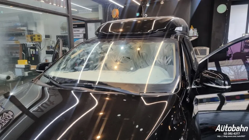 Kia Carnivalのカーフィルム施工事例｜断熱・スモークフィルム 施工写真 3-1