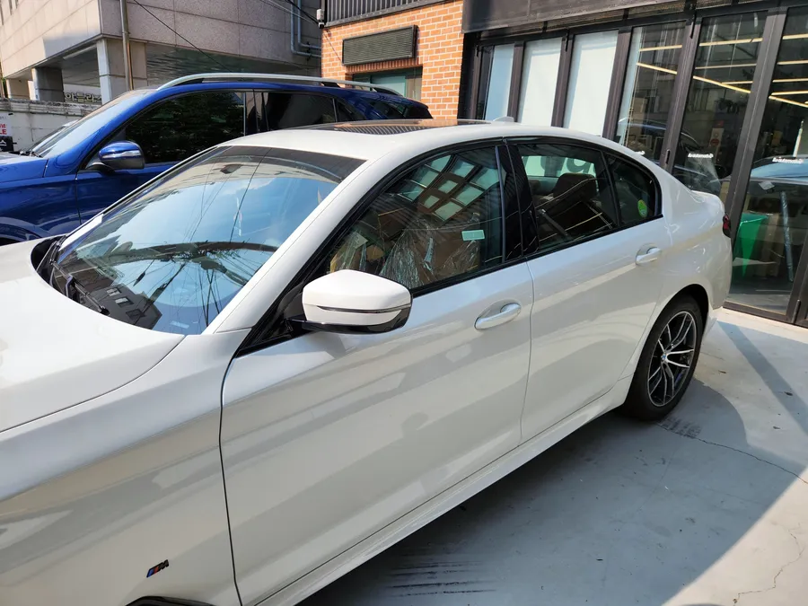 BMW 5 SeriesのPPF施工事例｜クロームパーツのブラックアウト 施工写真 2-3