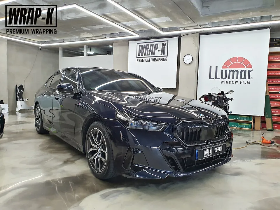 BMW 5 Series G60 vinyl wrap - BMW 5 Series G60 Vinyl Wrap Review: Iconic Glow Grill Upgrade photo 3