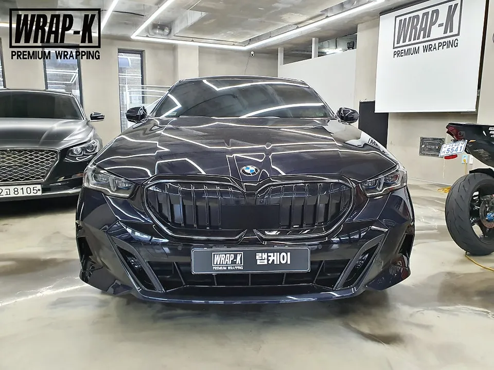 BMW 5 Series G60 vinyl wrap - BMW 5 Series G60 Vinyl Wrap Review: Iconic Glow Grill Upgrade photo 4